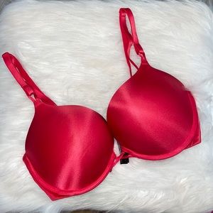 Victoria’s Secret bombshell push-up bra